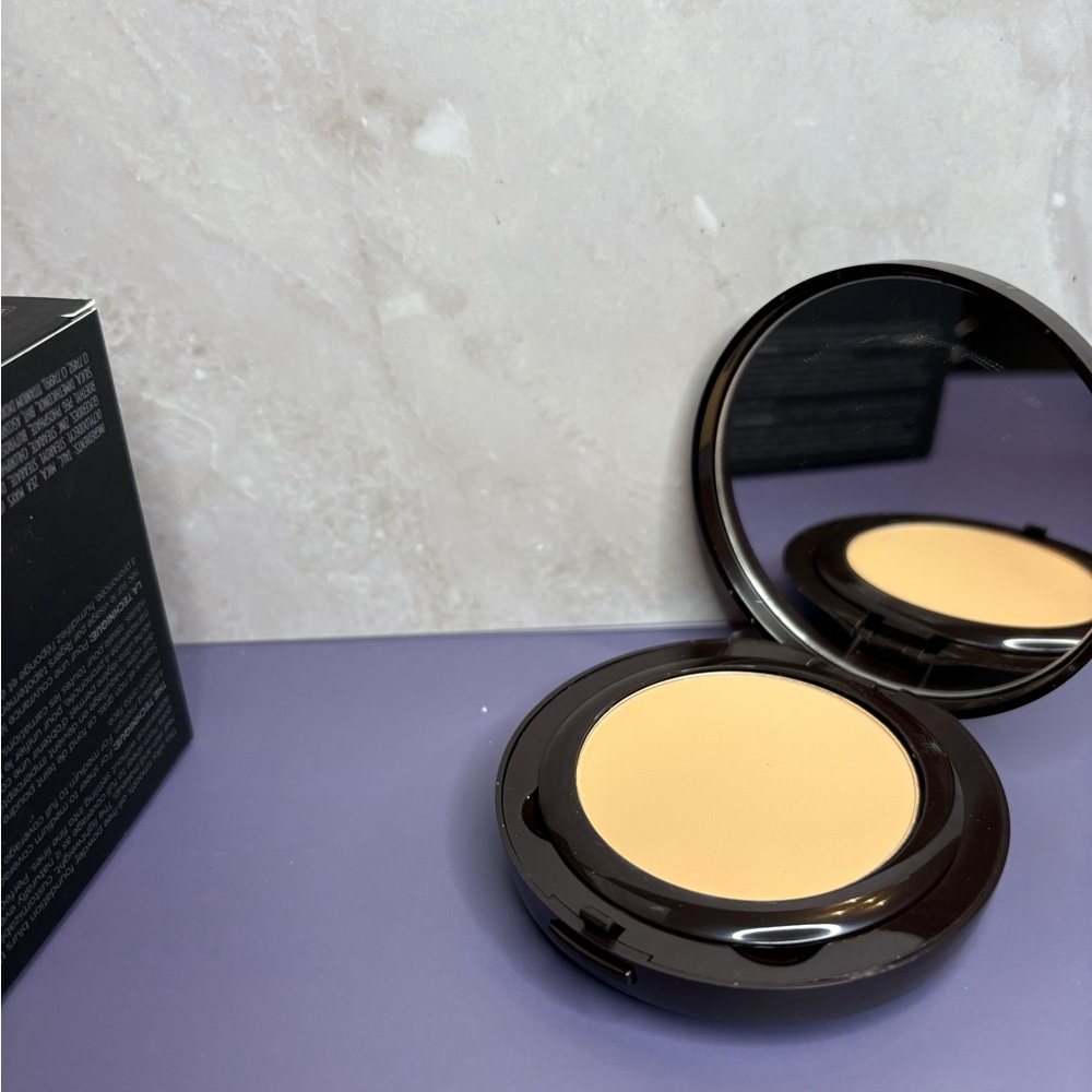 Laura Mercier Translucent Setting Powder in Black Compact. Color 3W1 08 - Picture 4 of 4